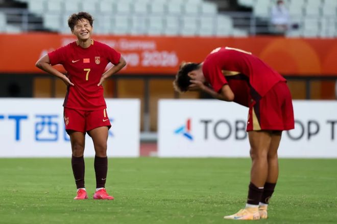 拒唱国歌 与日本队开心合影 中国香港女排想干什么 主教练表明立场