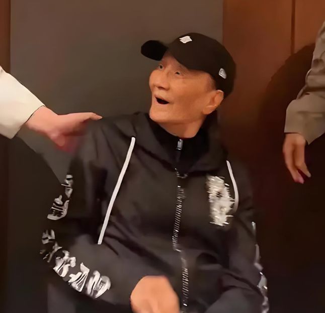 尤文23岁前锋滑倒3次被换下!当众向教练发火 怒砸座椅后直接离场