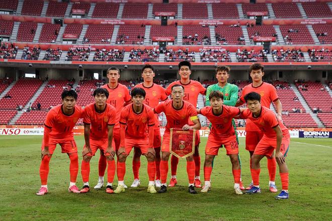 拒唱国歌 与日本队开心合影 中国香港女排想干什么 主教练表明立场