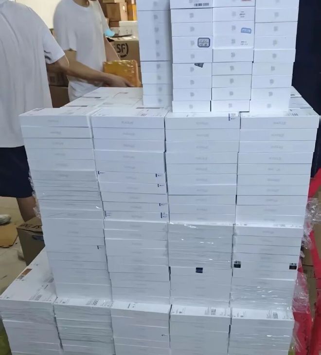 闹大了!90后80后70后老登免费染黄毛,一理发店红色横幅登上热搜